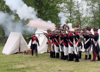 Inscenizacja bitwy napoleońskiej w Ruszczy – emocjonujące wydarzenie historyczne podczas Dni Połańca 2023. Zobacz wideo z bitwy
